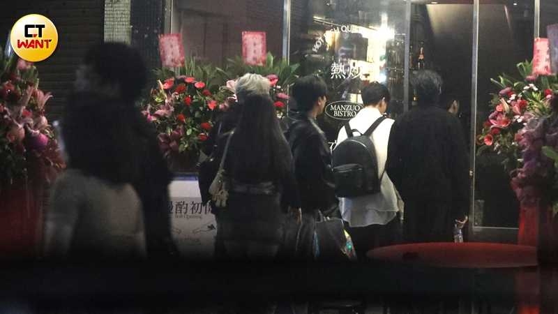 薛恩與朋友們去慶功,但不見妙莎的身影。(圖/本刊攝影組)