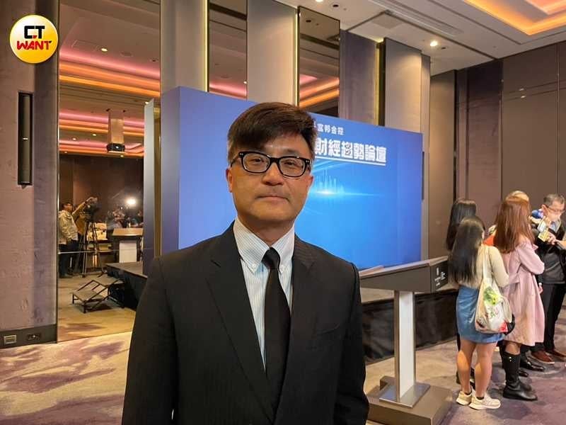 富邦投顧董事長陳奕光提醒，韓股原本是全球股市金絲雀，15日異常大跌6.77％，要特別留意台股過熱灰犀牛警訊。（圖／李蕙璇攝）