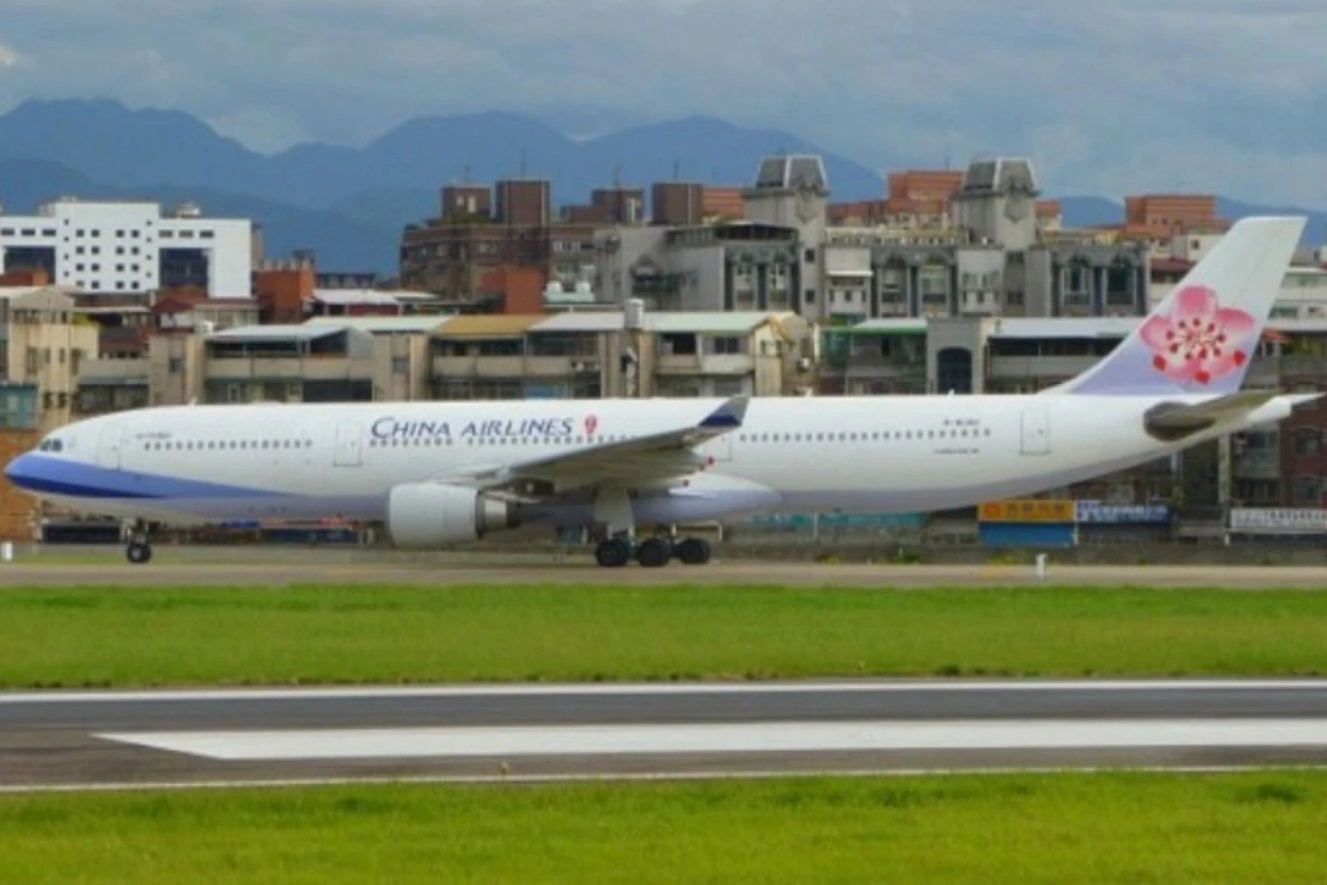 A330客機。客機還是有一些較軍機不同的著重點,比如更重視降低對外在環境的噪音、搭乘的舒適性(和客艙艙壓、噪音以及溫溼度有關),對燃油經濟性和總體操作成本(包含維護的費用)也更在意,同時還要考慮民航法規。(作者攝)