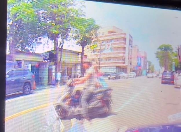危險！彰化騎士「讓童坐踏板」　又鬼切逆向、連三違規警方開罰