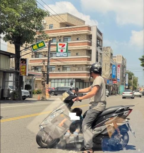 危險！彰化騎士「讓童坐踏板」　又鬼切逆向、連三違規警方開罰