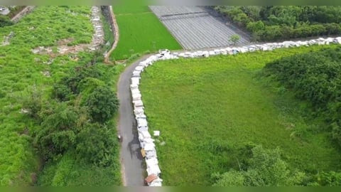 台中驚見3千廢床墊堆1公里長「床墊路」　如迷你萬里長城