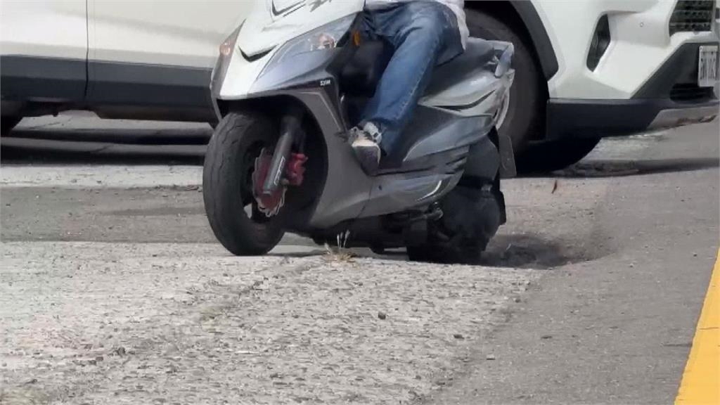 機車「翹孤輪」跳一下 騎士險摔畫面瘋傳