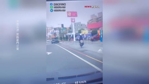機車「翹孤輪」跳一下 騎士險摔畫面瘋傳