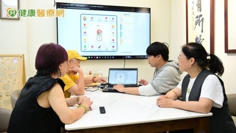 拒絕腦袋「孔固力」！AI 遊戲結合長照　科技助長輩預防失智