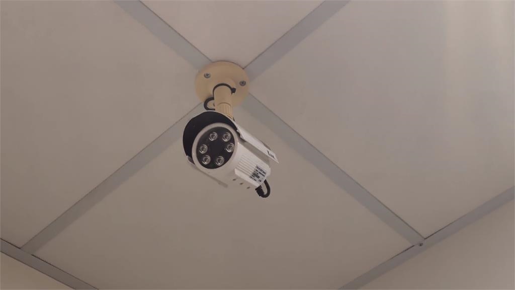 服飾店試衣防偷拍!留意可疑光源 「手指」檢查是否雙面鏡