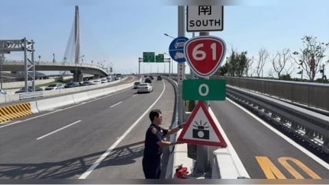 通車即插!淡江大橋建置「測速照相」警示牌 網酸:看樣子不夠塞