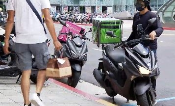 外送專法前夕出招?Uber Eats突換合作公司 工會質疑「洗牌避年資」 ?