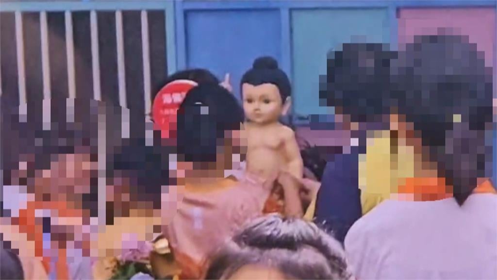 國小生膜拜浴佛領餅乾 家長:校園怎變宗教場所?