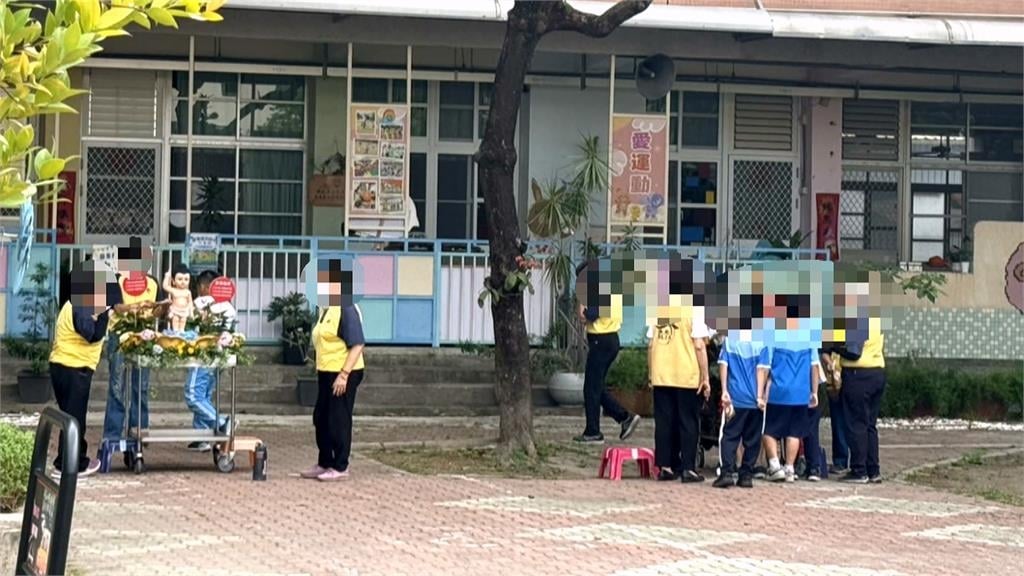 國小生膜拜浴佛領餅乾 家長:校園怎變宗教場所?