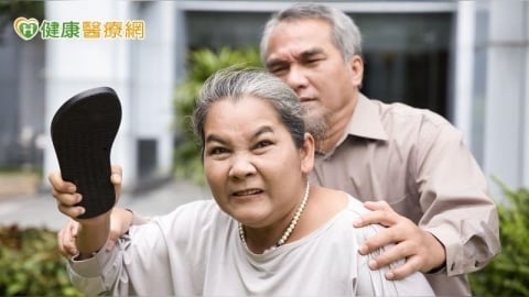 失智長輩突然變了一個人？醫：可能是感官崩解求救