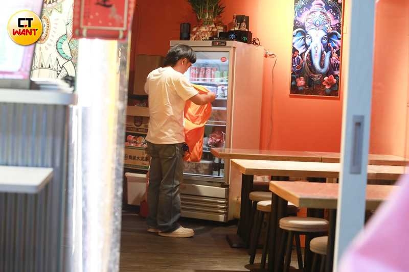 傍晚6點半抵達店內後,馬國弼立刻換上工作服打卡上班。(圖/本刊攝影組)