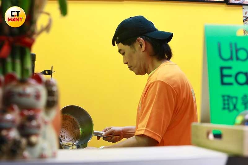 馬國弼從點餐到製作餐點一人包辦,動作熟練自然。(圖/本刊攝影組)