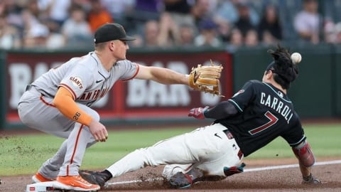 MLB(影)/鐵頭功啊!卡仔衝壘狂奔「沒戴頭盔」頂飛外野回傳球變「另類場內轟」