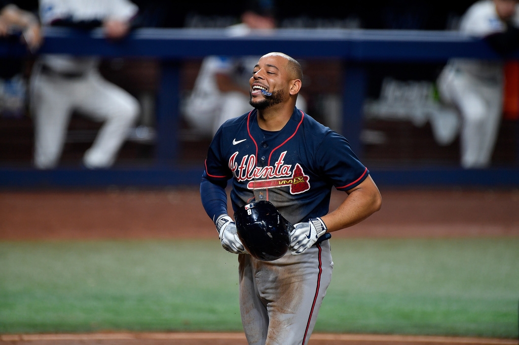 MLB(影)/又出現「少棒全壘打」!史密斯跑壘速度太慢跑完直接躺平笑翻全場