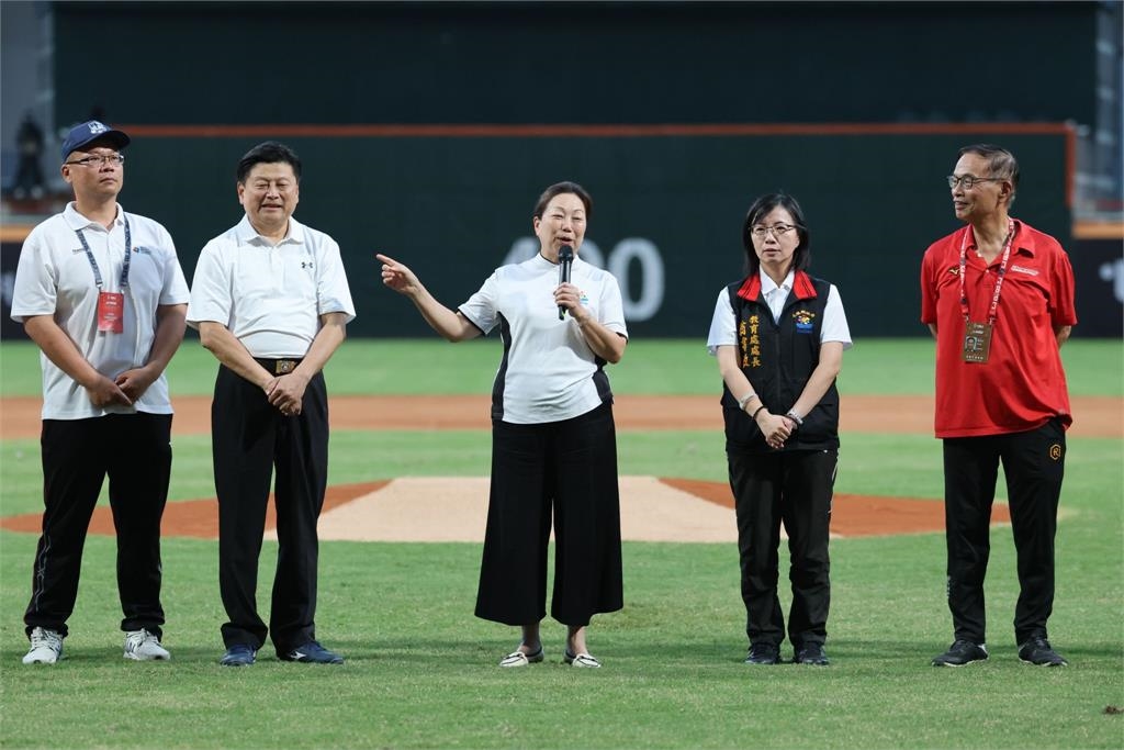 魔鷹開轟獲花蓮限定「全壘打獎金」!轉身「1舉動超狂」網看驚:淨化花蓮王的錢