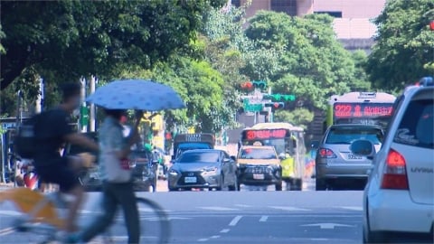 西南風影響高溫炎熱「留意防曬補水」！午後鋒面接近降雨範圍增