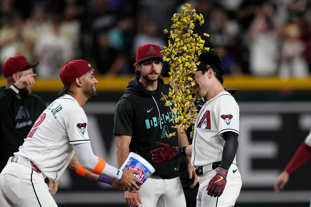 MLB(影)/台美混血強打立大功!「卡仔」掃再見安率響尾蛇咬退落磯笑納5連勝