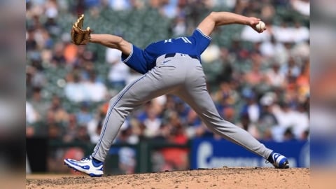 MLB(影)/這種角度很狂欸!藍鳥「超級潛水艇」投球「手快觸地」讓小編吃驚