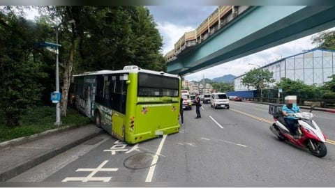 北市文山區公車失控自撞山壁　駕駛＋2乘客手腳挫傷