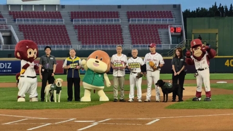 超萌同框！檢疫犬「Penny、Muscle」開球　宣導勿帶違禁品入境