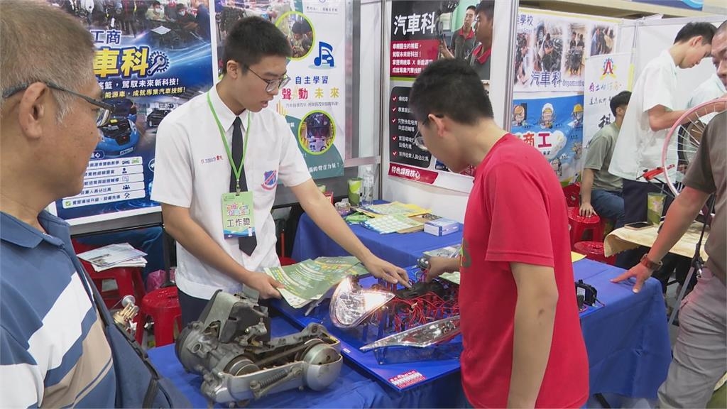 台南技職博覽會熱鬧登場 黃偉哲體驗電動卡丁車
