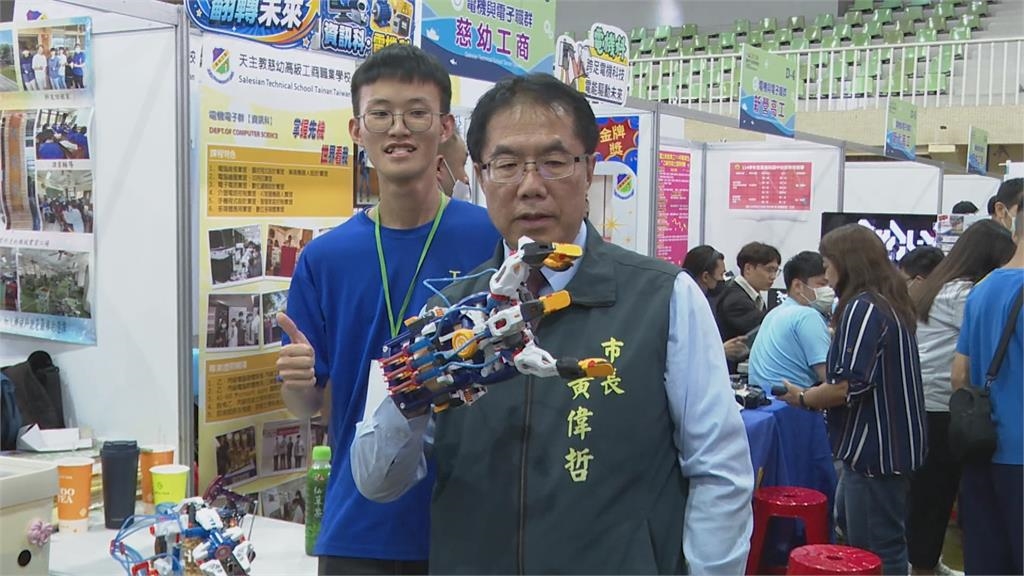 台南技職博覽會熱鬧登場 黃偉哲體驗電動卡丁車