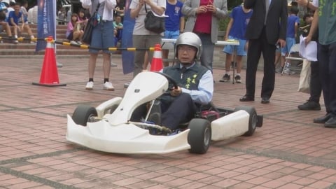 台南技職博覽會熱鬧登場 黃偉哲體驗電動卡丁車