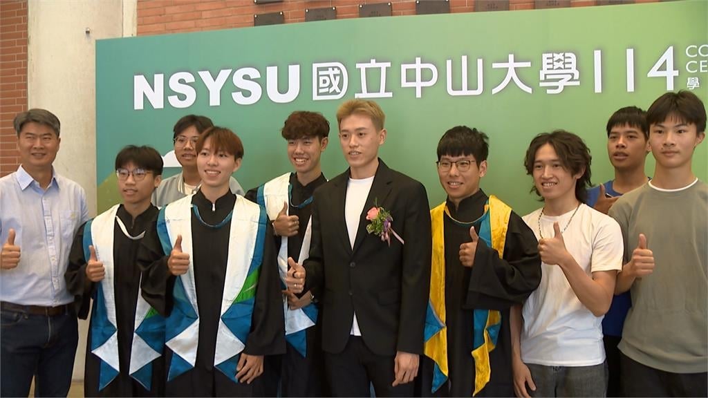 獨／林俊易現身中山大學畢典！　勉勵畢業生「不要輕易放棄」