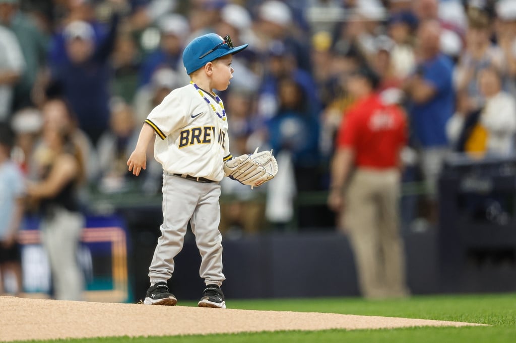 MLB(影)／4歲萌孩搶盡大谷翔平鋒頭！網紅小神童從車庫玩到大聯盟嗨翻釀酒人主場