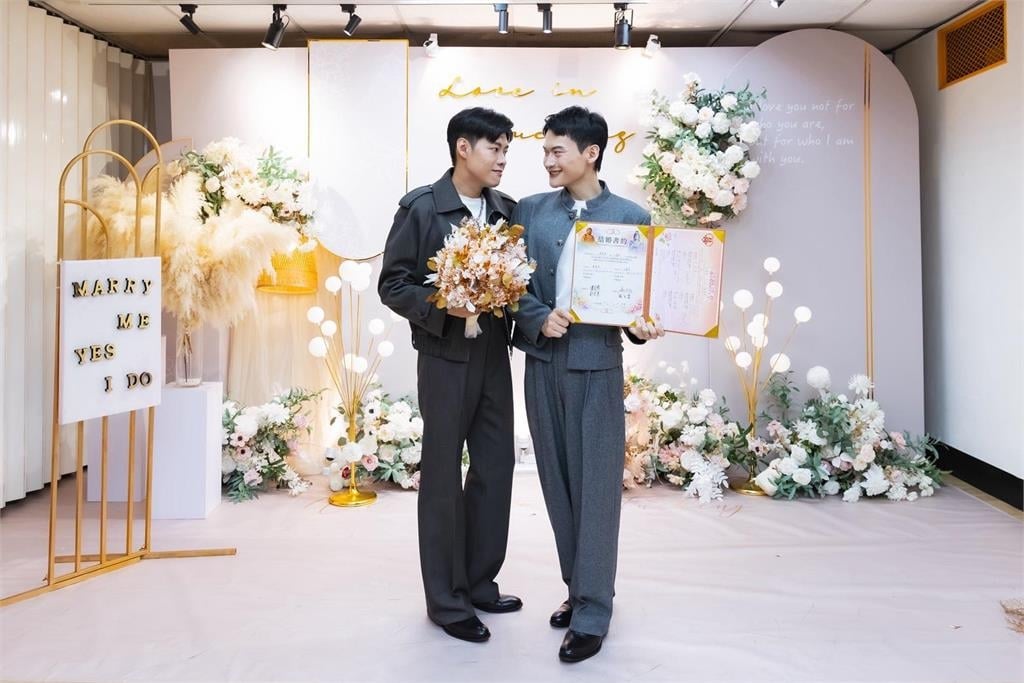 YTR「夫夫之道」甜挑同婚7週年登記結婚！證婚人竟是「政壇、占星界2大咖」
