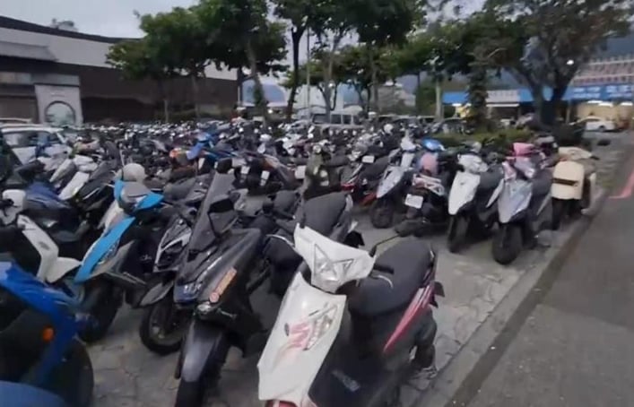 人行道淪機車停車場！網怒批「台灣人太懶」　掀正反論戰