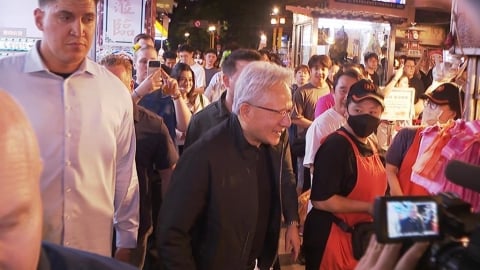 提威士忌作客親訪張忠謀 黃仁勳笑讚:張忠謀狀態很好