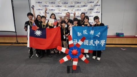 世界看見台灣!再生能源國際賽 南投師生奪2冠1獎 大秀台灣國旗