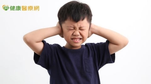 孩子感冒後突然變暴躁?耳朵可能出問題了 醫揭警訊