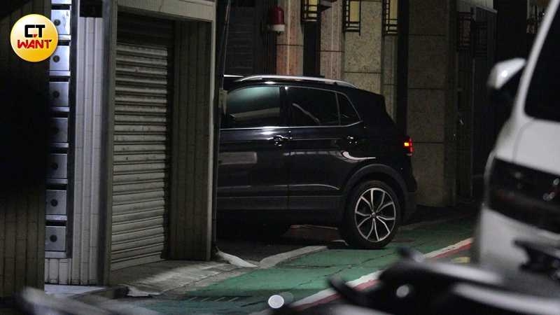 車子開到阿信家對面接了一位長髮女子,接完長髮女後,車子來到阿信給魏嘉瑩住的家。(圖/本刊攝影組)