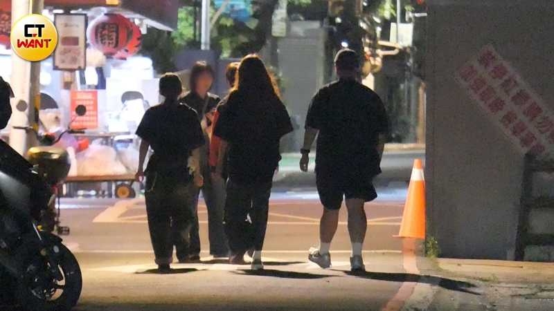 魏嘉瑩與好友們步行到慶功宴會場。(圖/本刊攝影組)