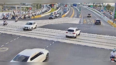 淡江大橋賞夕陽爆車潮 假日午後湧車陣交通局急疏導