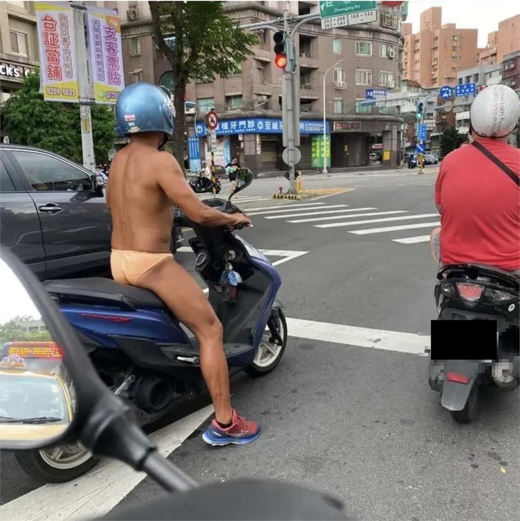 嘉義驚見「肌肉猛男」騎車只穿三角褲!女騎士遭視覺衝擊「綠燈急催油門」