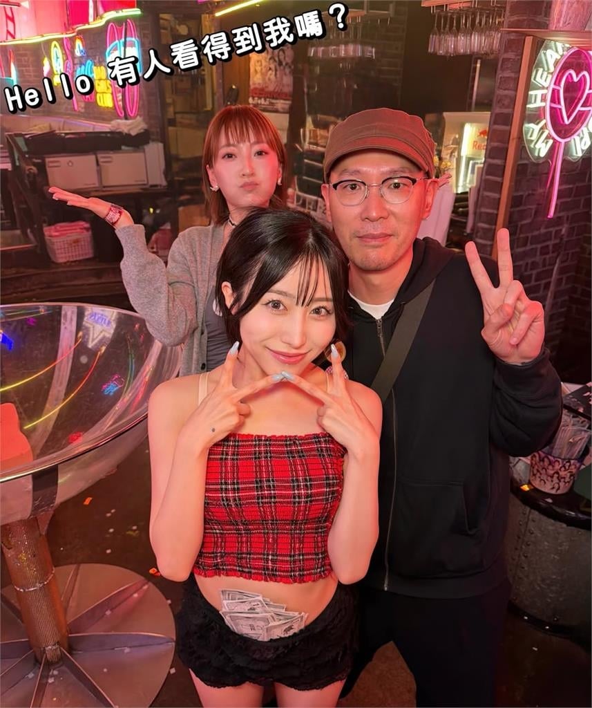 張菲二兒子「飛離台灣」夜店超極樂!舉起來狂攝「嫩妻在場」當場抓包