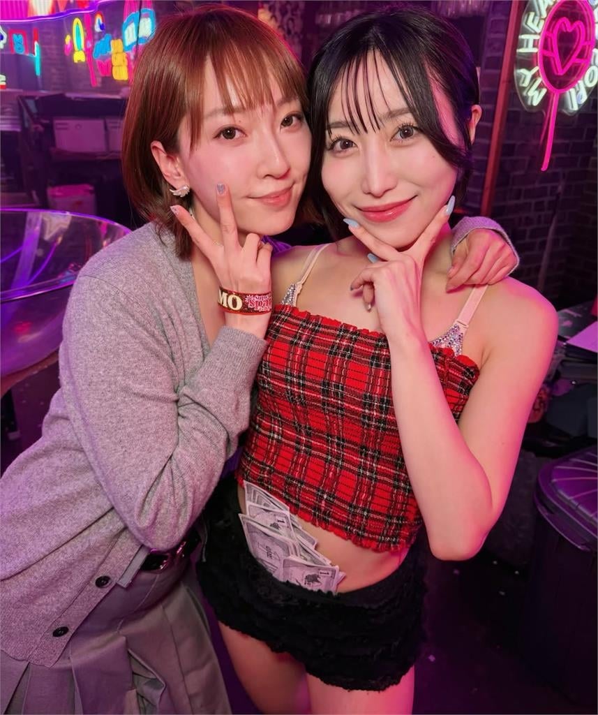 張菲二兒子「飛離台灣」夜店超極樂!舉起來狂攝「嫩妻在場」當場抓包