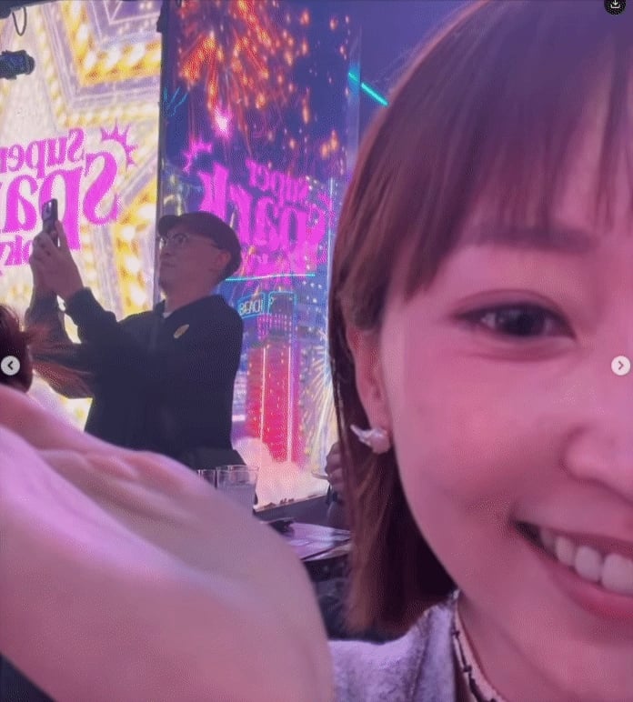 張菲二兒子「飛離台灣」夜店超極樂!舉起來狂攝「嫩妻在場」當場抓包