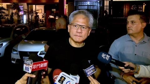 根本說不通!黃仁勳批科技業CEO:裁員牽拖AI是「 懶惰的藉口」