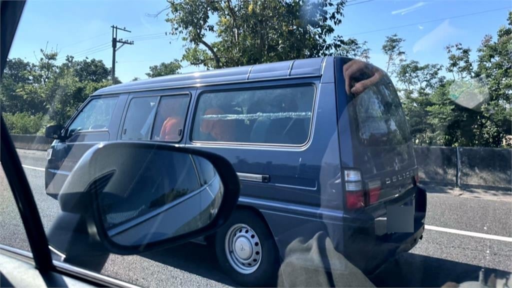 無視安全!嘉義縣國中女籃 「14人塞8人座」小巴 家長氣炸