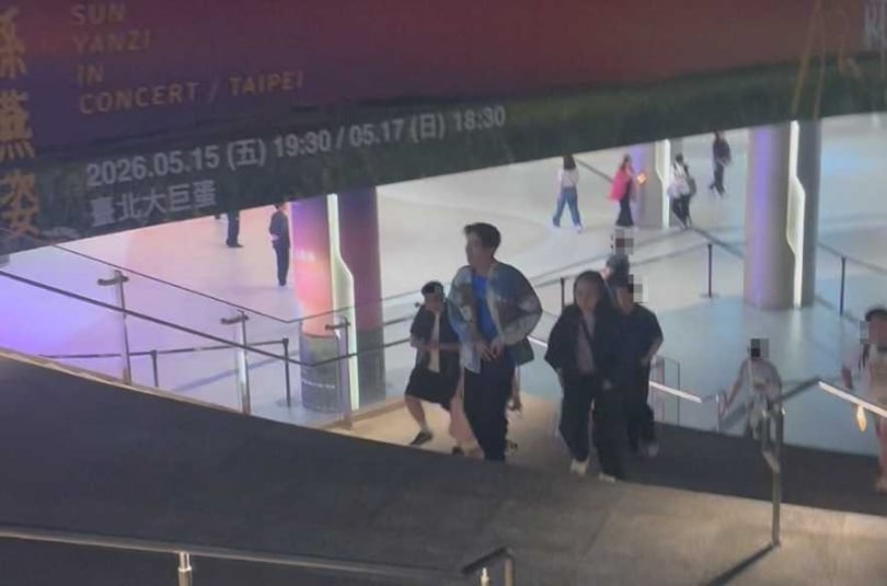 潘裕文和經紀人從大巨蛋B1迅速離場。(圖/讀者提供)