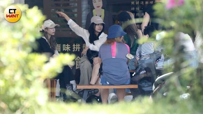 本月7日中午,本刊直擊紀卜心、徐凱希現身宜蘭礁溪知名滷味店聚餐。(圖/本刊攝影組)