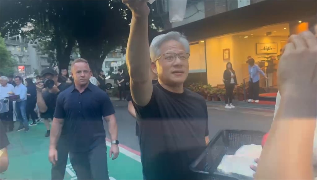 快訊/AI教父也沒用!黃仁勳台北用餐一半「遭員警開紅單」過程全被拍
