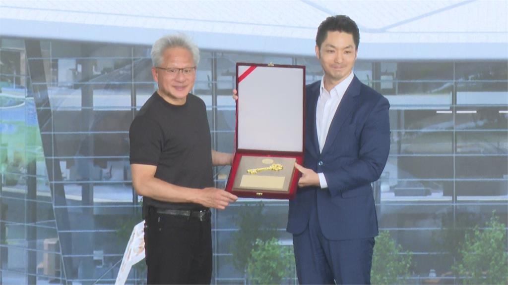 快新聞／蔣萬安熱擁黃仁勳！親送「雙重大禮」秀英文　AI教父感動告白：台灣是家