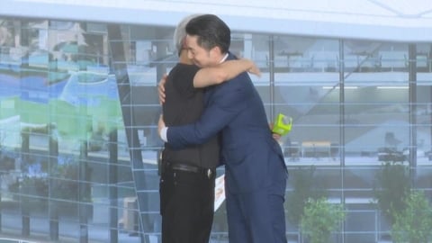 蔣萬安熱擁黃仁勳!親送「雙重大禮」秀英文 AI教父感動告白:台灣是家
