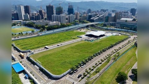 黃仁勳揭密輝達台灣總部「沒電梯、有酒吧」 蔣萬安現身員工大會送2大禮